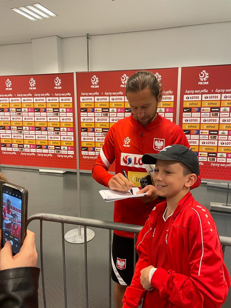 Krychowiak daje autograf