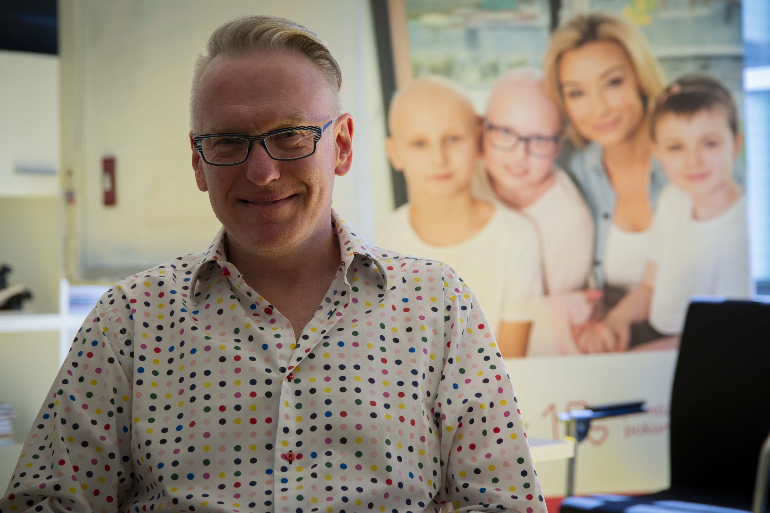 Mariusz Szczygieł w odwiedzinach u dzieci w Klinice Przylądek Nadziei