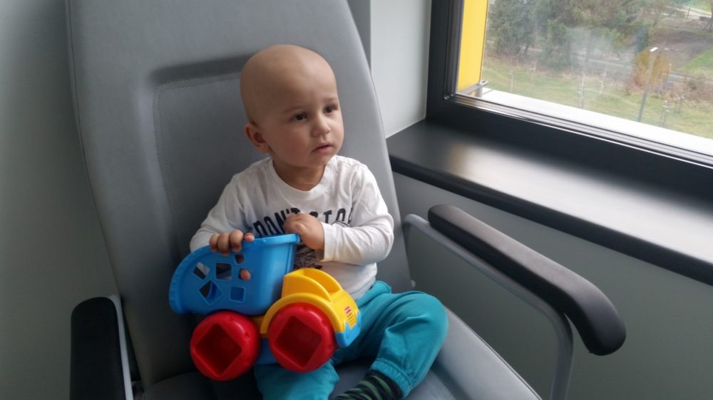 Od pierwszych dni życia Adrianek mierzy się z ciężką chorobą genetyczną