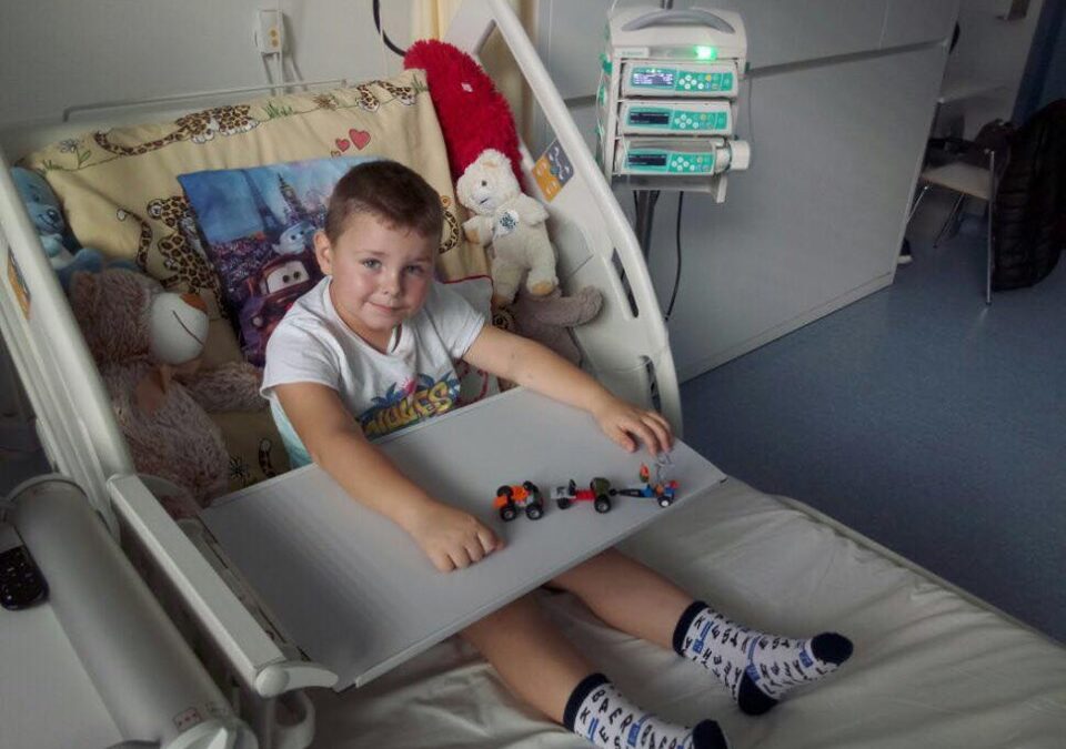 Kacper, wielki fan motoryzacji, toczy walkę z niebezpiecznym guzem mózgu