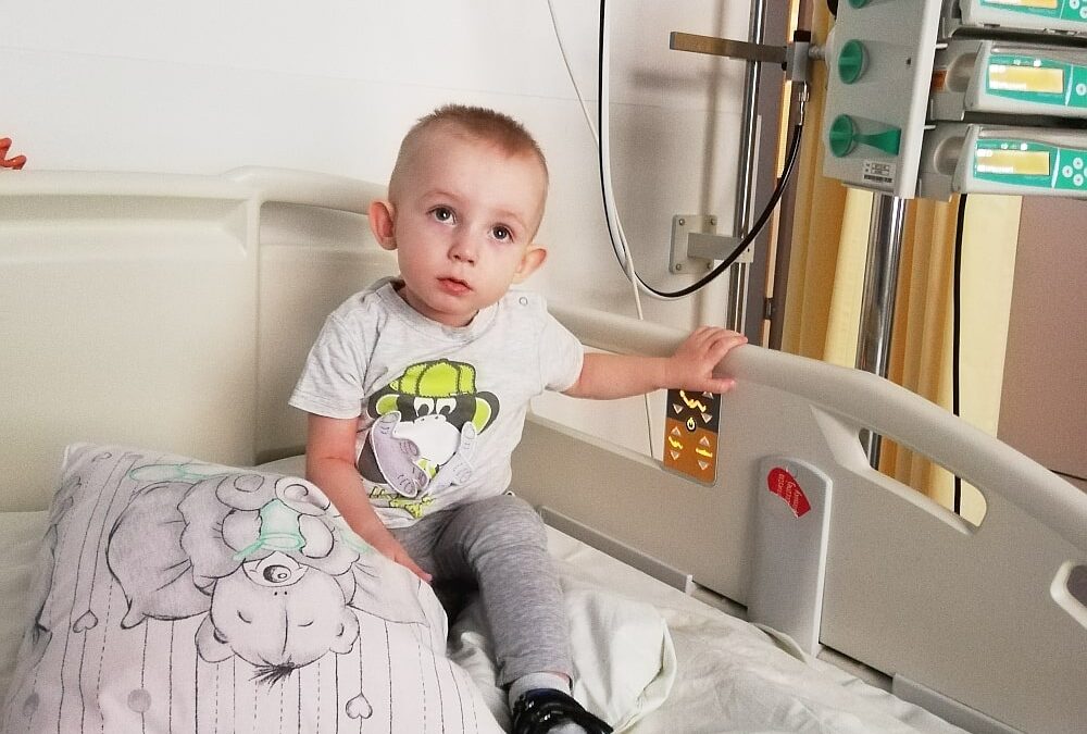Mały Dominik z wielkim uśmiechem stawia czoła złośliwemu mięsakowi