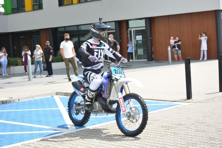 Pokaz motocyklowych akrobacji Freestyle Family