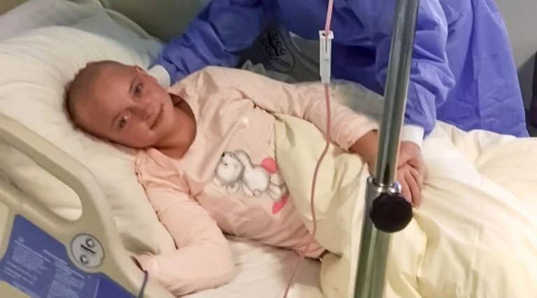 Angelika kontra nowotwór złośliwy szpiku kostnego. Cel? Szybko pokonać chorobę i zostać artystką.
