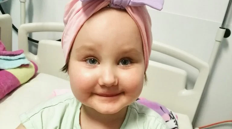 Pięcioletnia Amelka stawia czoła białaczce. Siły do walki dodaje jej braciszek i Elsa
