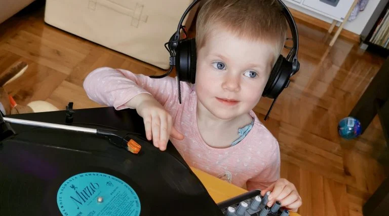 Słucha z tatą rytmów reggae i bawi się w lekarza. Trzyletnia Michalinka walczy z guzem nerki