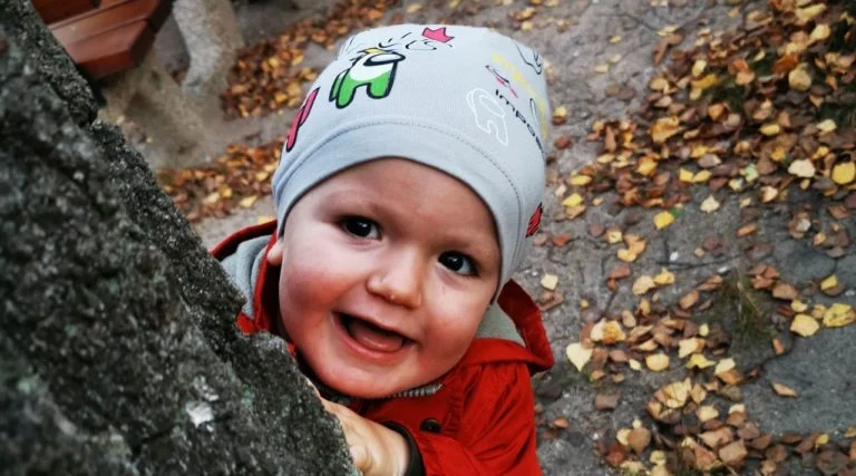 Uwielbia bajki i piosenki o zwierzętach. Dwuletni Filip cierpi na Zespół Huntera, niezwykle rzadką i nieuleczalną chorobę