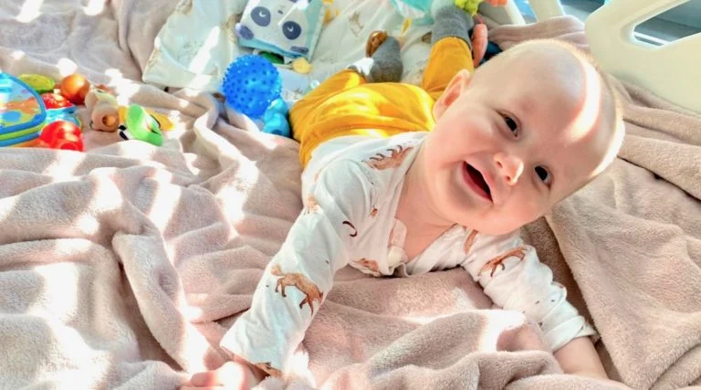 Pluszowe świnki pomagają mu w walce z chorobą. Ośmiomięsięczny Hubert stawia czoła neuroblastomie