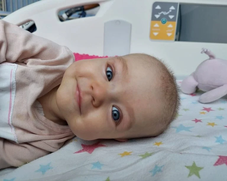 Kiedy lekarz zobaczył guza, był przerażony. Od tego czasu życie 3-miesięcznej Tosi zmieniło się na zawsze