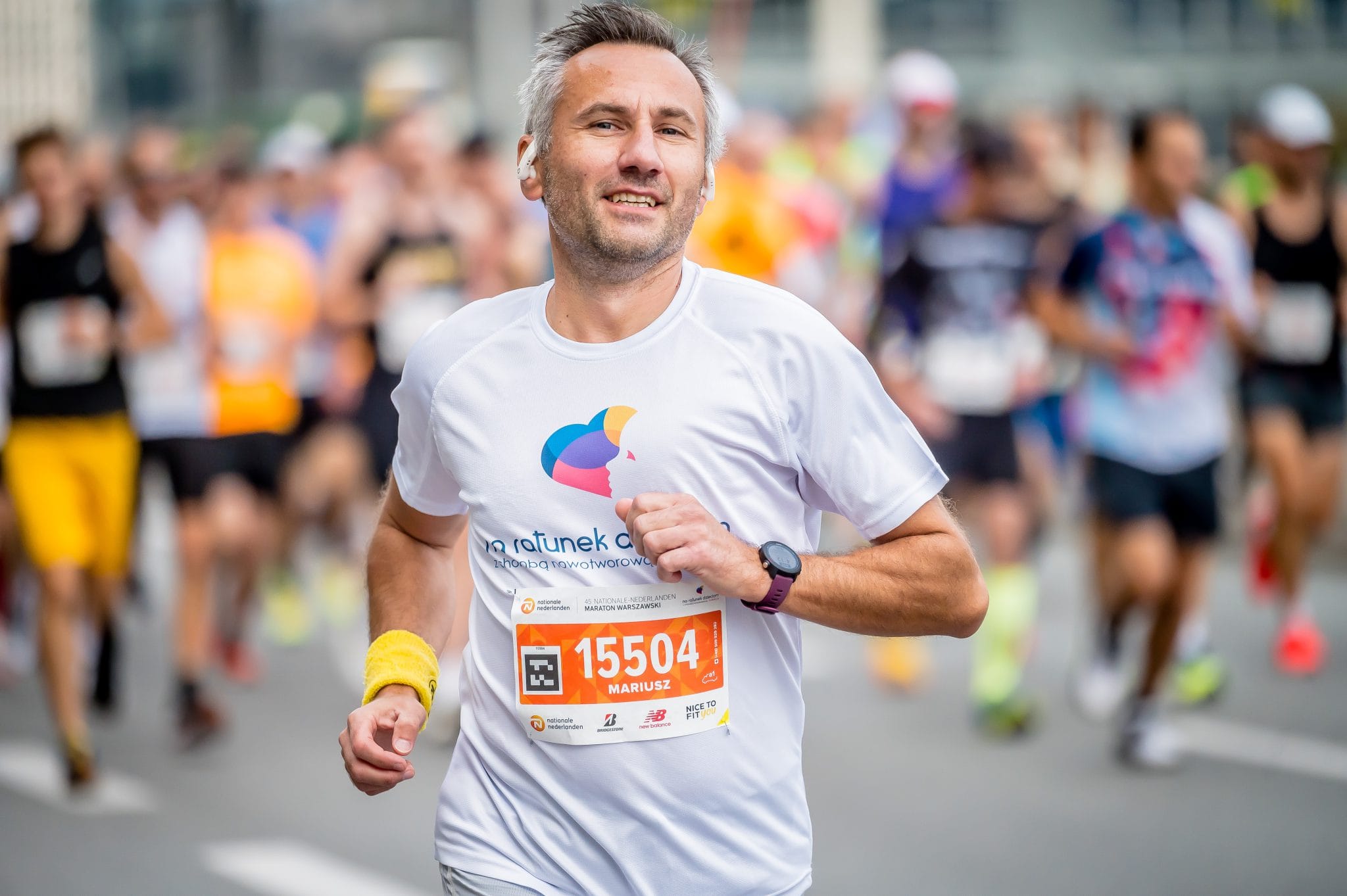 biegacz w koszulce fundacji i numerem startowym