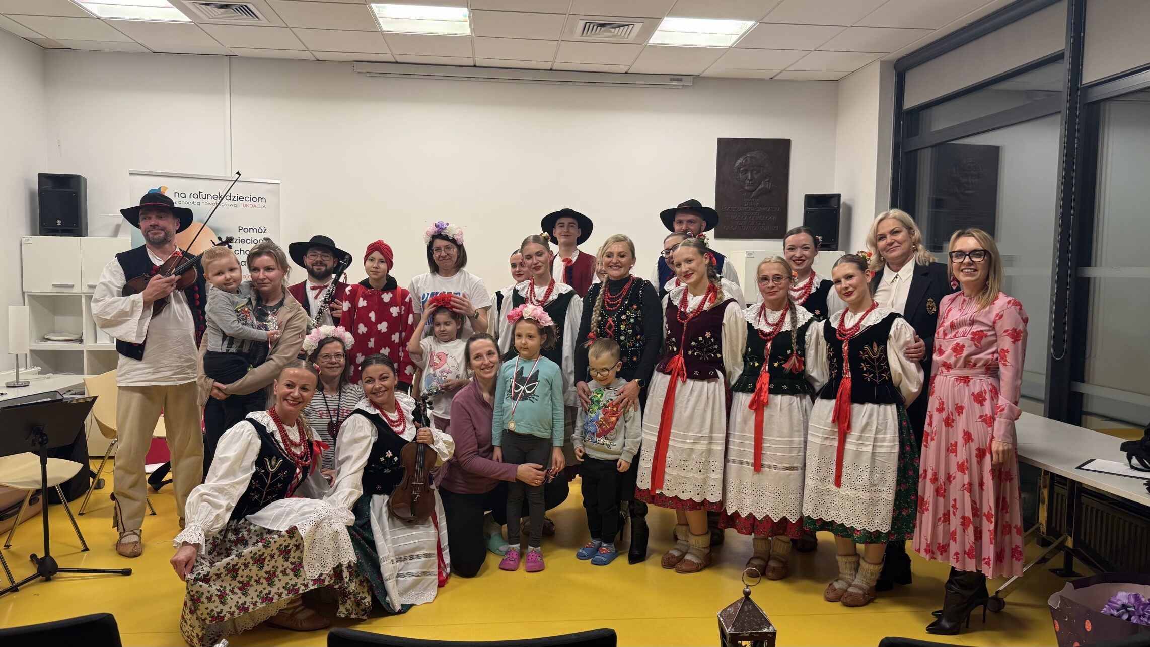 grupa w strojach ludowych